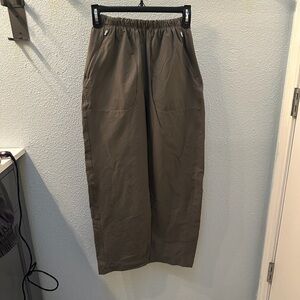 Women’s Lululemon Lightweight Mid-Rise Barrel-Leg Cropped Pant Size 2